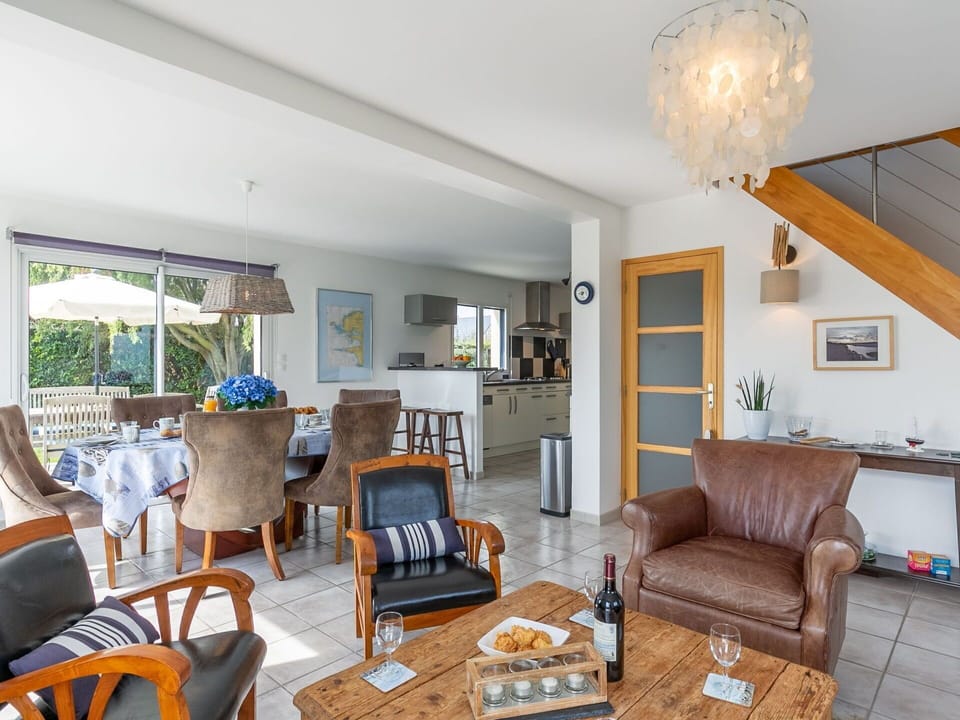 Table, Furniture, Property, Chair, Couch, Houseplant, Wood, Plant, Picture Frame, Lighting