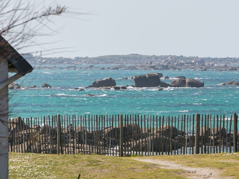 Water, Sky, Fence, Plant, Coastal And Oceanic Landforms, Wood, Lake, Landscape, Grass, Horizon