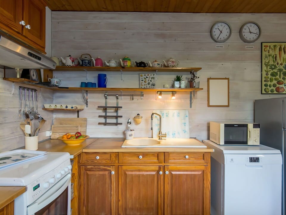 Cloud, Water, Sky, Building, Water Resources, Daytime, Blue, Azure, Boat, Tree