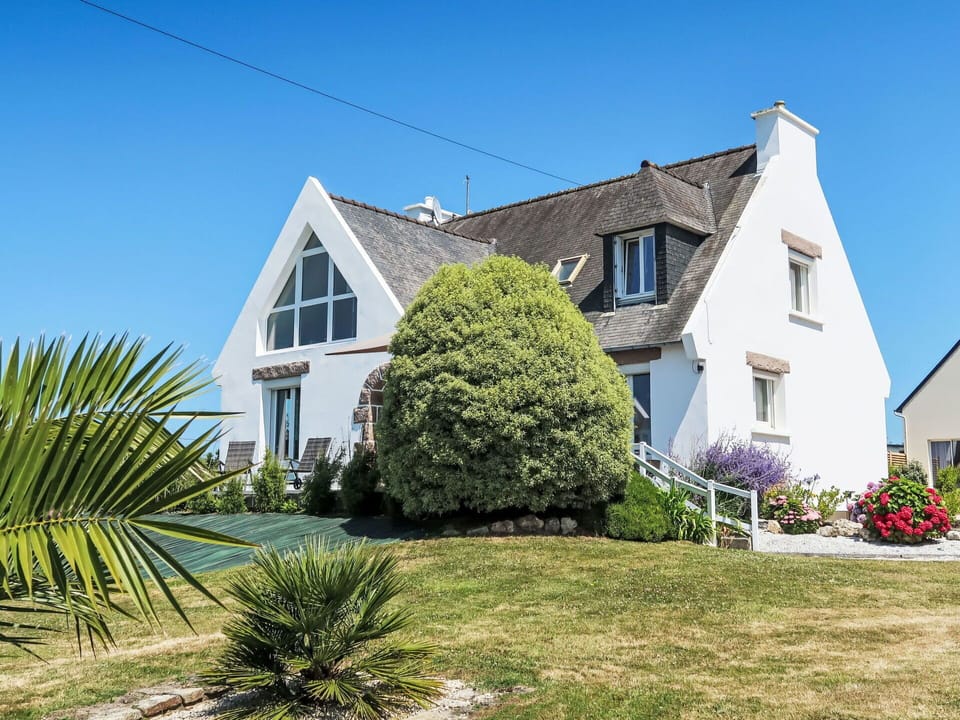 Plant, Sky, Window, Building, House, Land Lot, Grass, Tree, Neighbourhood, Cottage