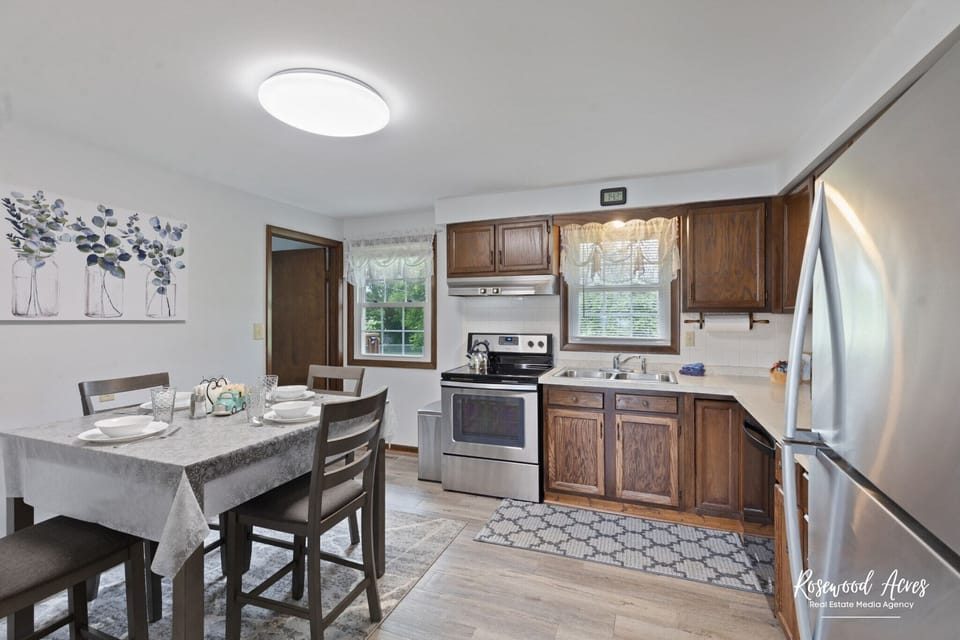 Eat-in Kitchen with all your cooking and eating utensils provided