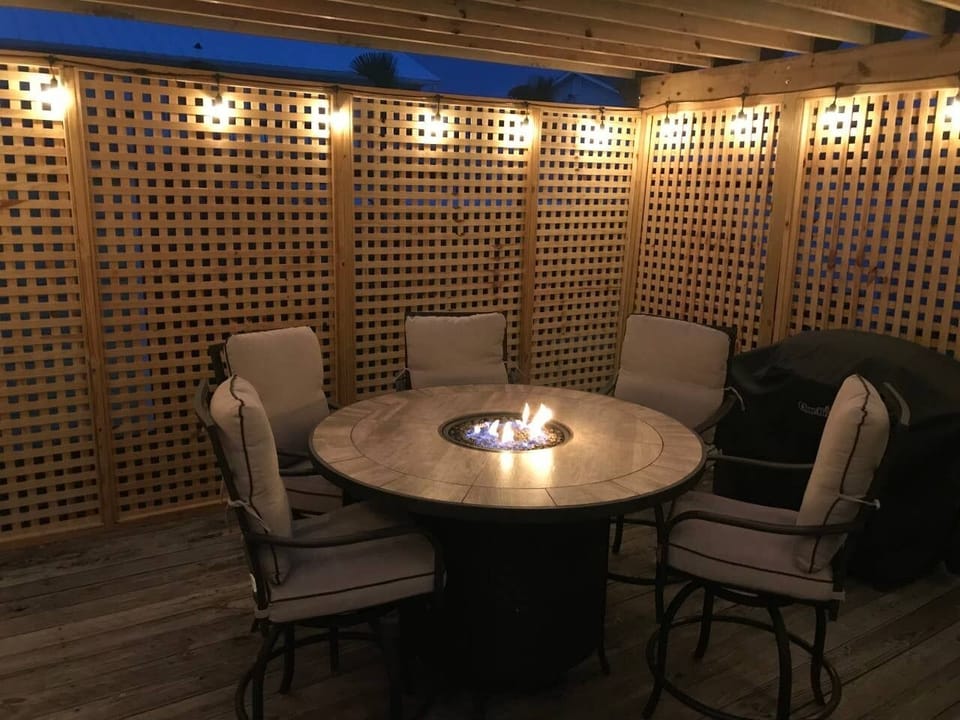 Private back deck with seating for 6 with fireplace/grill