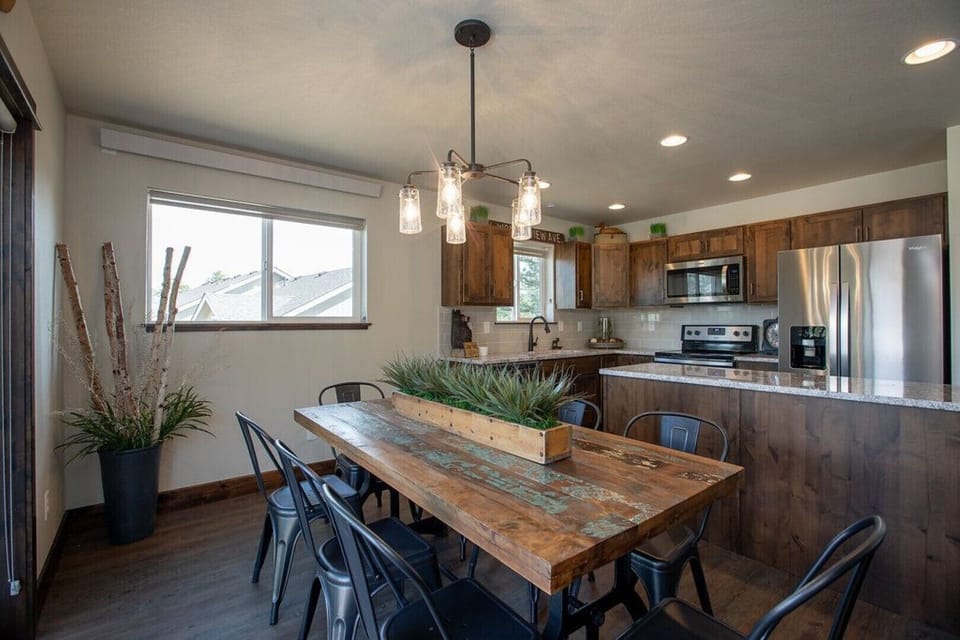 Dining room seating for 8.