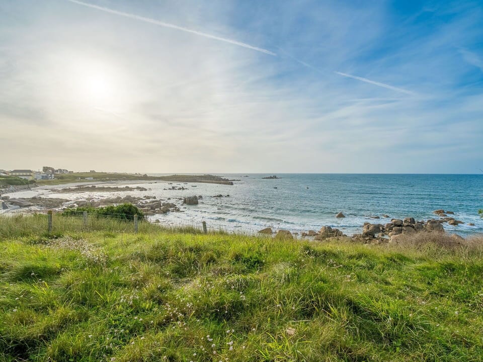 Cloud, Sky, Water, Water Resources, Plant, Natural Landscape, Highland, Terrain, Coastal And Oceanic Landforms, Bank