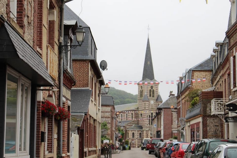 Une rue d'Yport avec son église atypique dans le fond.