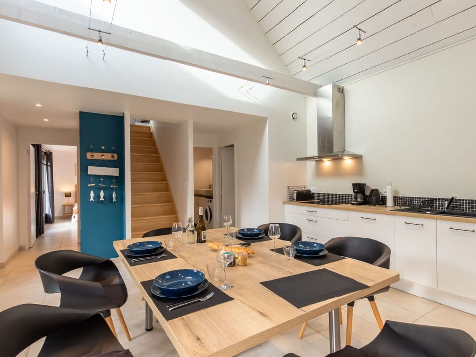 Table, Property, Interior Design, Architecture, Wood, Flooring, Floor, Chair, Living Room, Real Estate