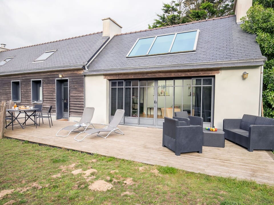 Window, Property, Building, Sky, House, Land Lot, Tree, Wood, Cottage, Residential Area