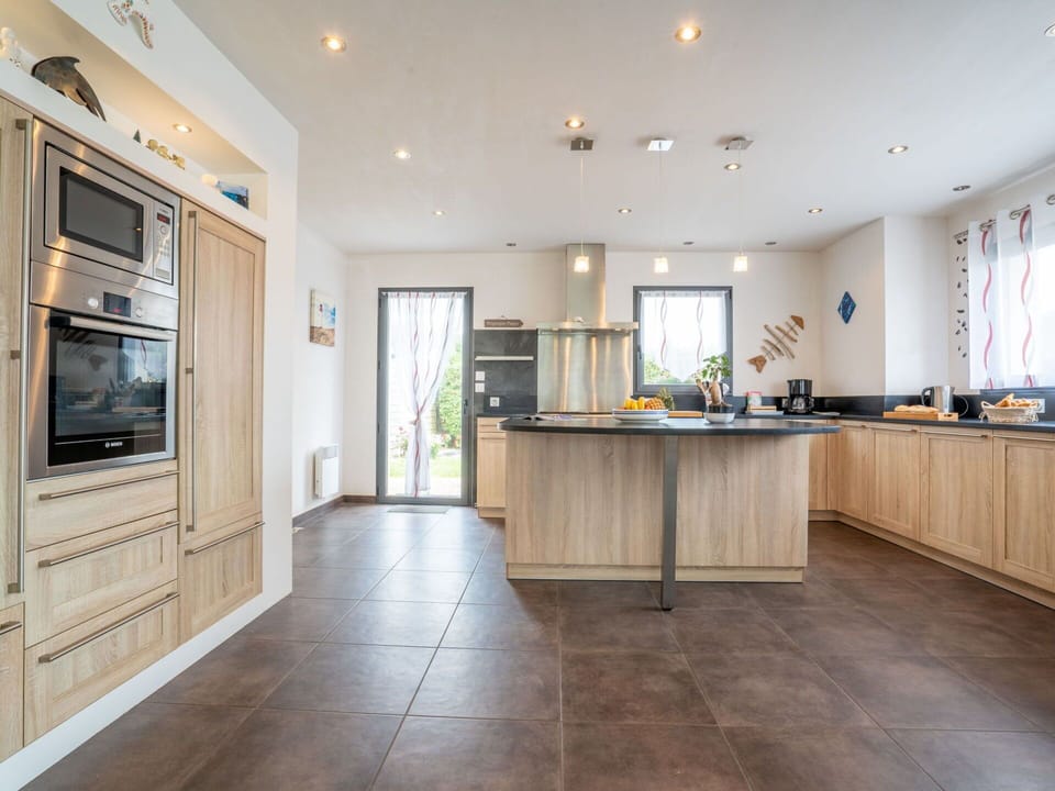 Plant, Property, Countertop, Cabinetry, Houseplant, Building, Lighting, Wood, Interior Design, Wood Stain