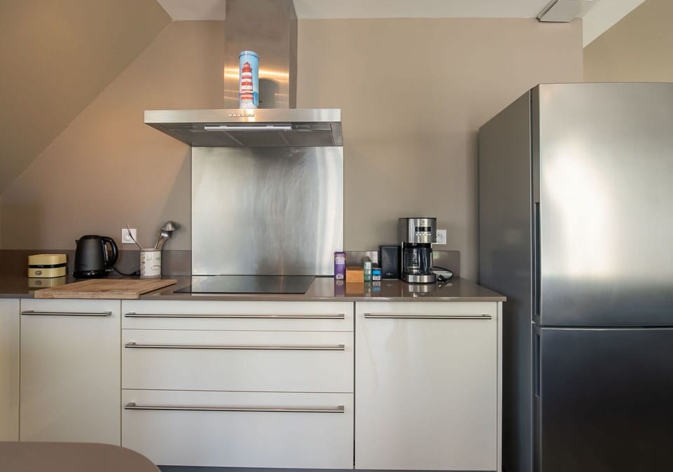 Kitchen Appliance, Major Appliance, Kitchen, Home Appliance, Interior Design, Flooring, Cabinetry, Countertop, Furniture, Small Appliance
