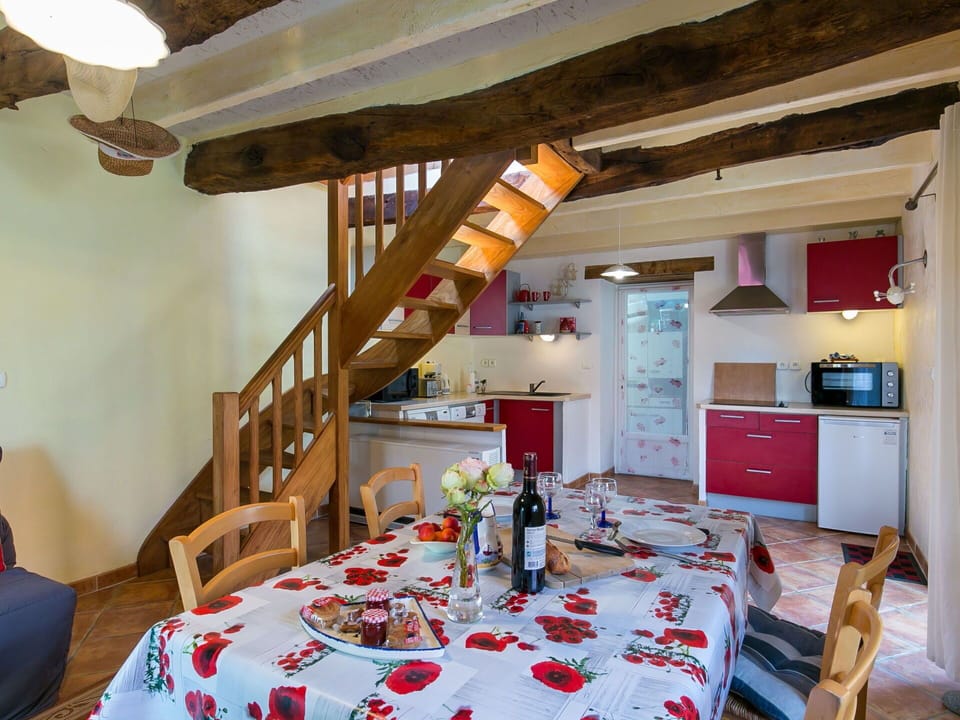 Table, Property, Furniture, Building, Decoration, Chair, Interior Design, Cabinetry, Wood, Tablecloth