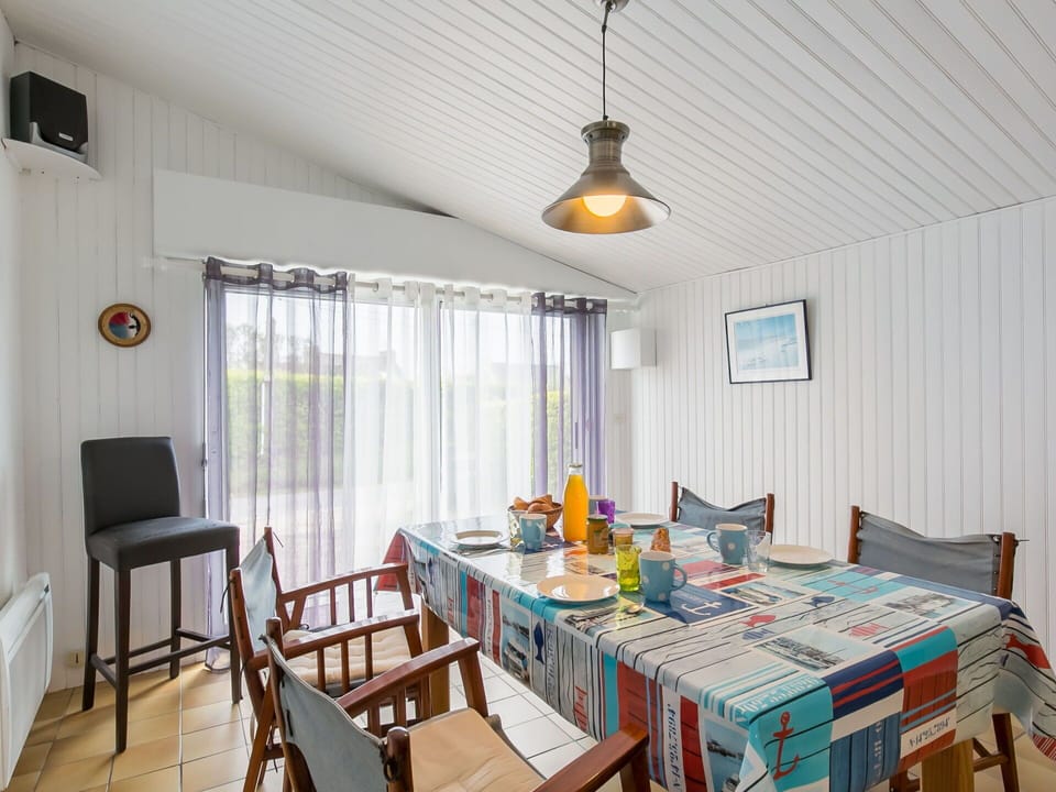 Table, Furniture, Property, Chair, Window, Building, Wood, Interior Design, Lighting, Couch