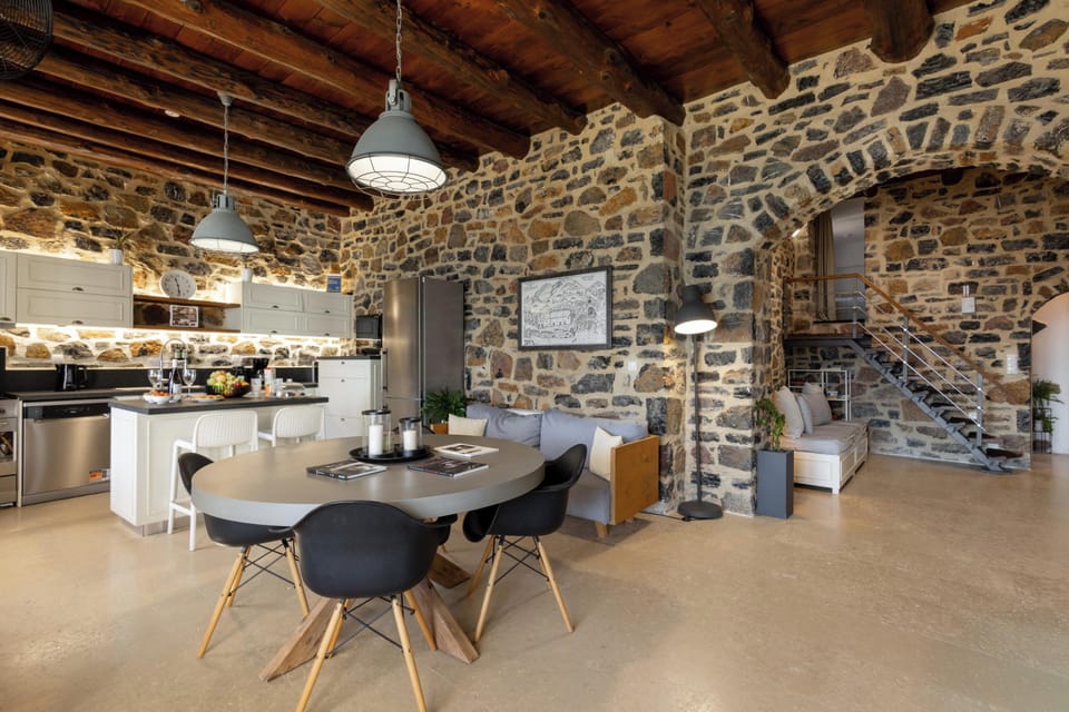 Indoor–outdoor flow to the seaside patio