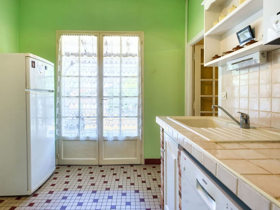 Cabinetry, Property, Building, Wood, Window, Drawer, Interior Design, Countertop, Flooring