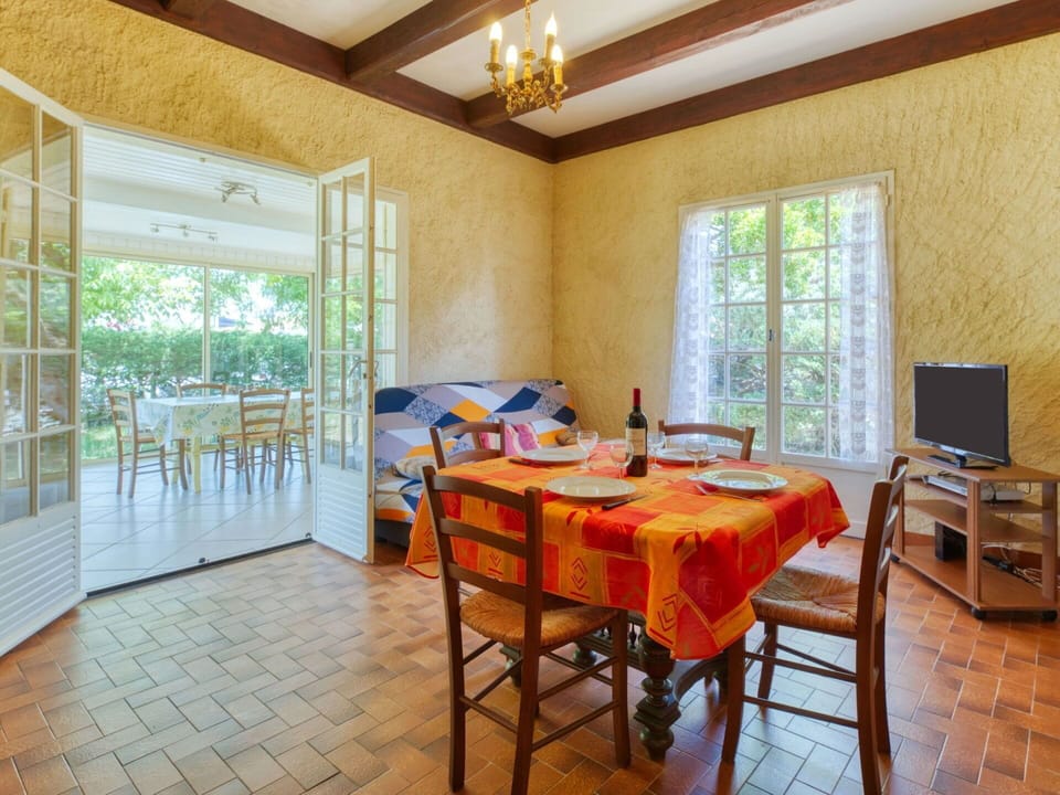 Table, Furniture, Window, Chair, Wood, Floor, Flooring, Real Estate, Ceiling