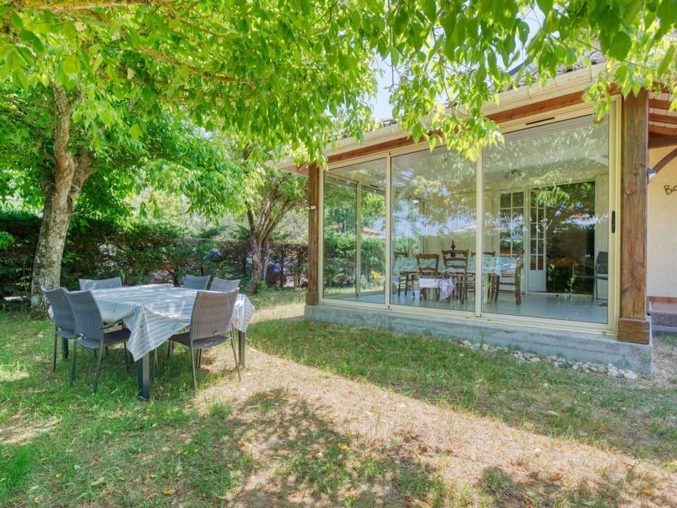 Plant, Shade, Tree, Leisure, Grass, Real Estate, Landscape, Building, Table, City