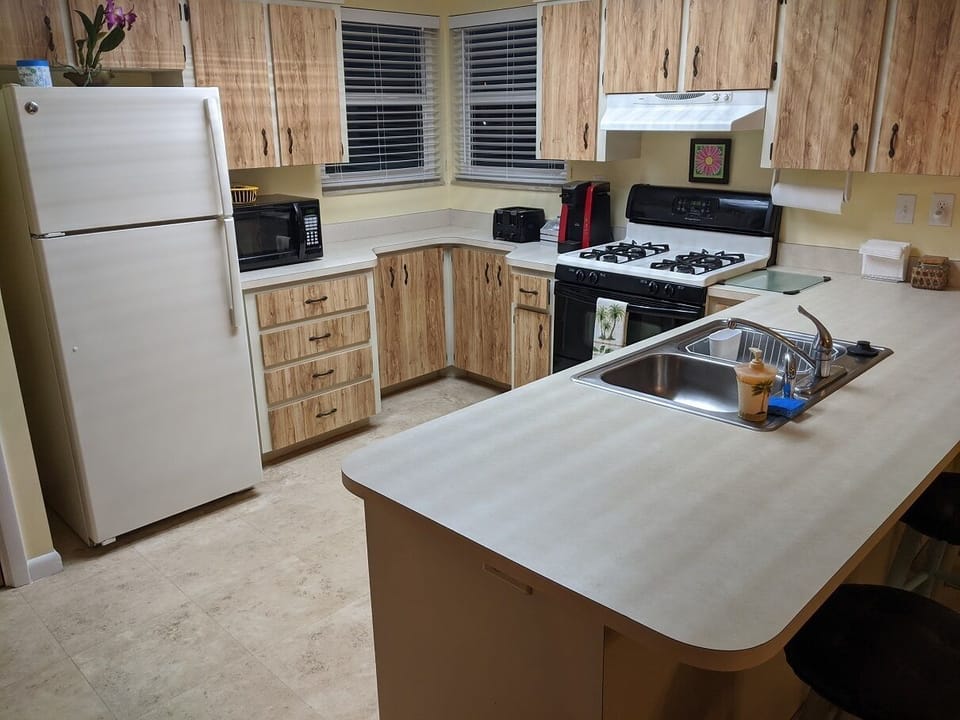 Fully equipped kitchen.