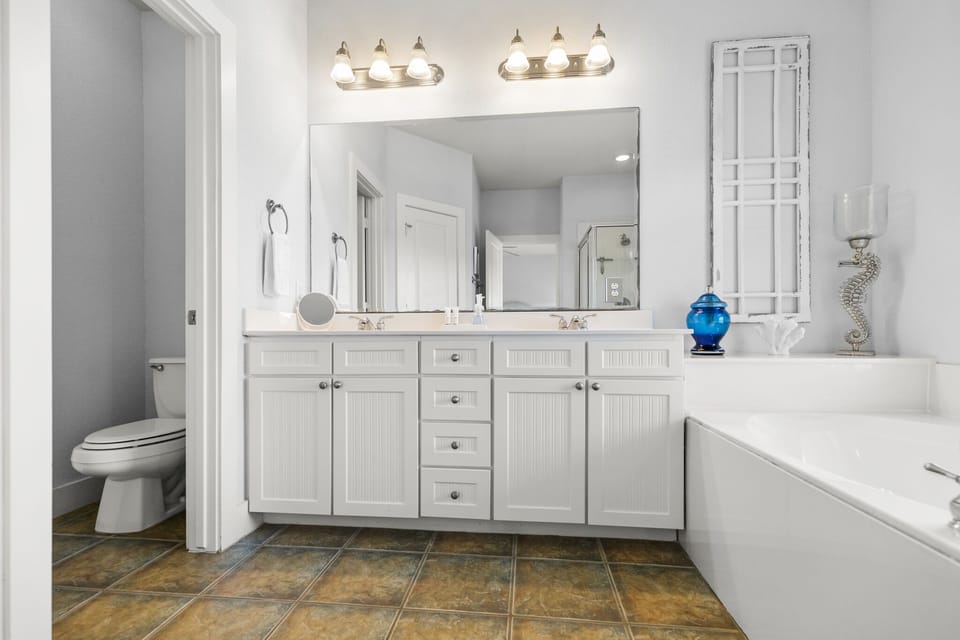 Jacuzzi Tub in Master Bathroom