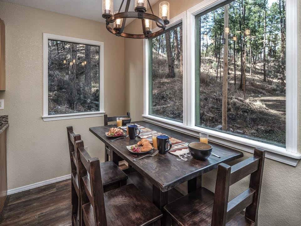Dining Area - Midtown Riverfront 3