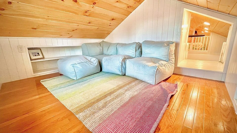 Loft 2 - Lounge area 