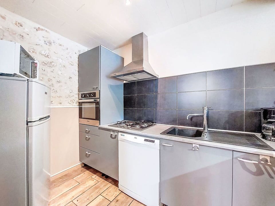 Major Appliance, Kitchen Appliance, Kitchen, Flooring, Floor, Countertop, Interior Design, Home Appliance, Cabinetry, Ceiling