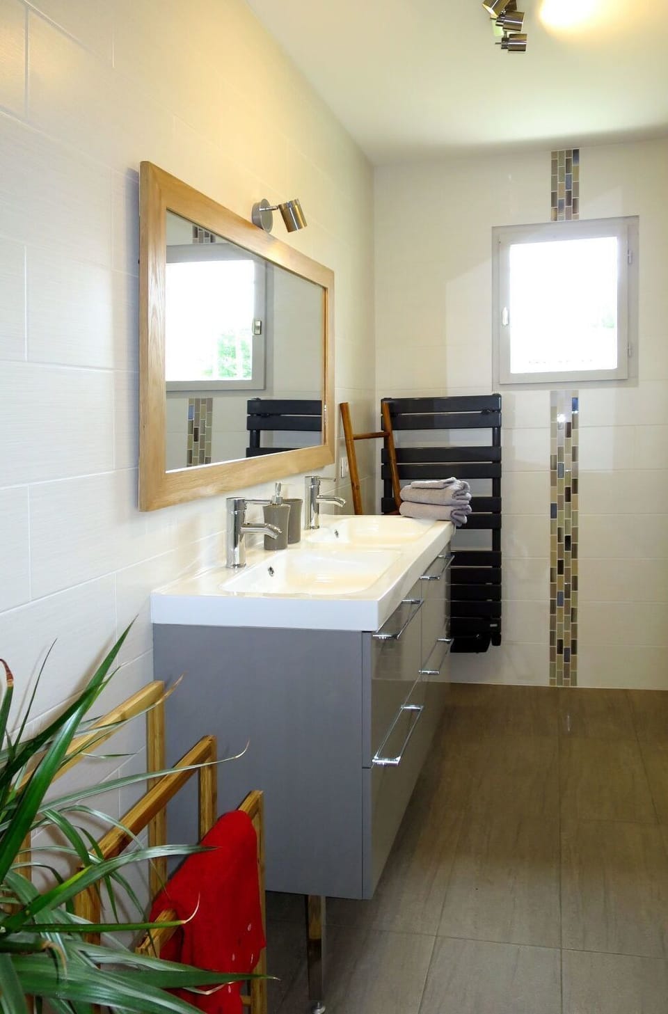 Room, Bathroom, Property, Furniture, Interior Design, Floor, Building, Cabinetry, Countertop, Tile