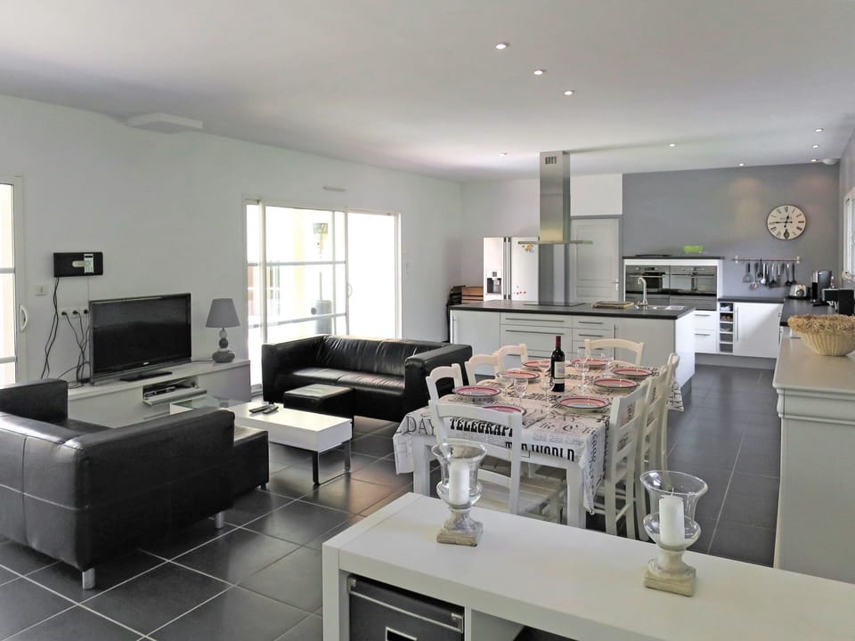 Room, Furniture, Property, Interior Design, Building, Living Room, House, Floor, Home, Ceiling
