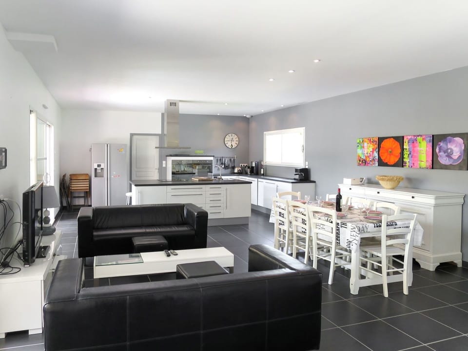 Room, Furniture, Property, Interior Design, Living Room, Building, Floor, House, Ceiling, Home