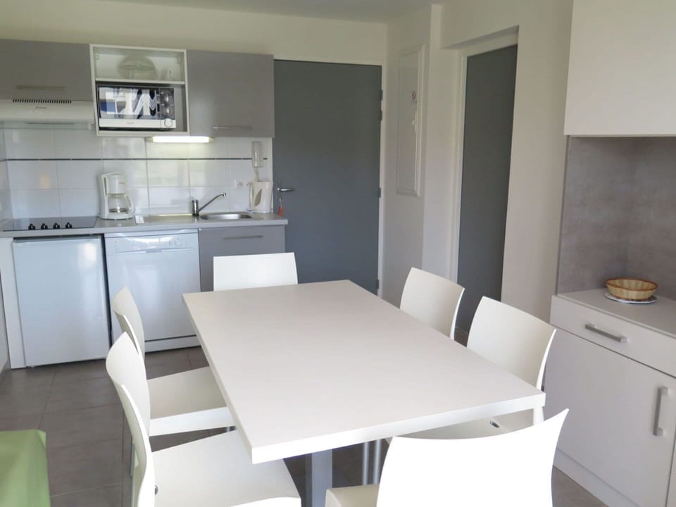 Property, Kitchen Sink, Cabinetry, Sink, Table, Tap, Countertop, Interior Design, Kitchen, Chair
