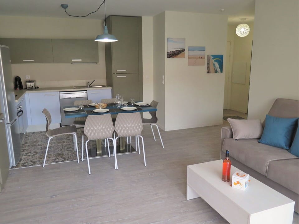 Furniture, Table, Property, Couch, Architecture, Chair, Interior Design, Wood, Floor, Living Room