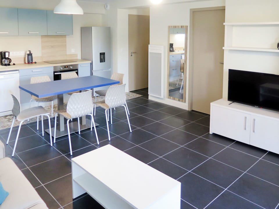 Room, Property, Furniture, Interior Design, Floor, Building, Kitchen, Countertop, House, Cabinetry