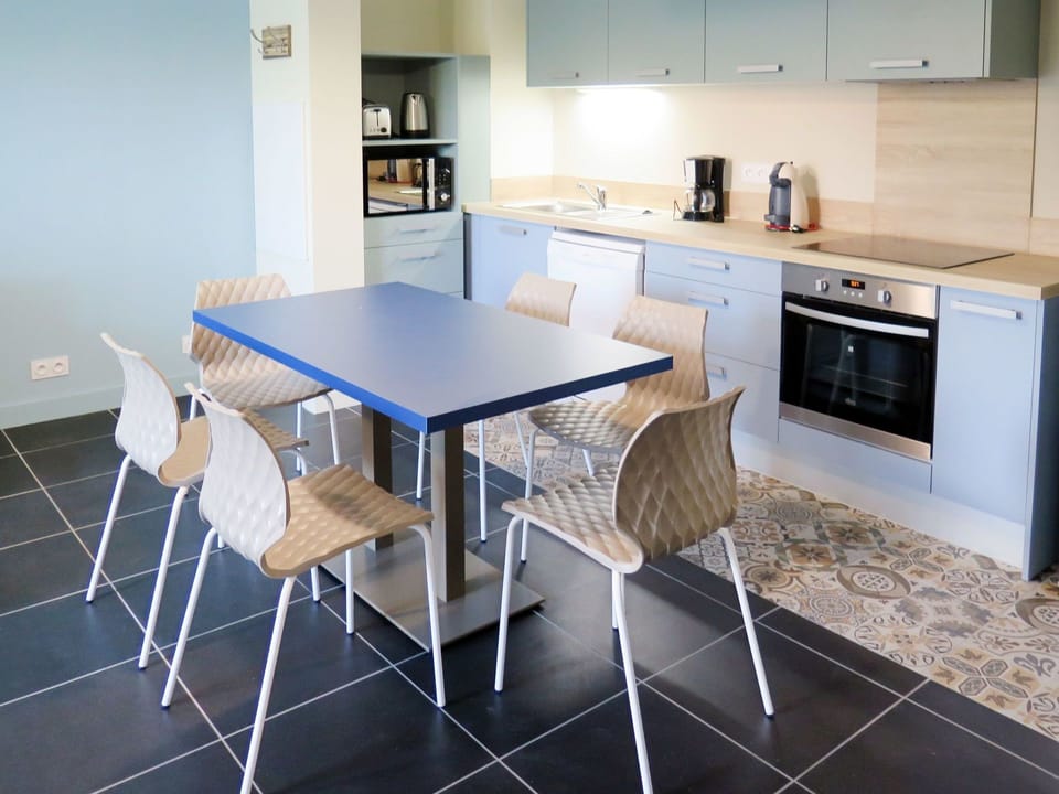 Countertop, Furniture, Room, Kitchen, Property, Bar Stool, Table, Interior Design, Floor, Tile