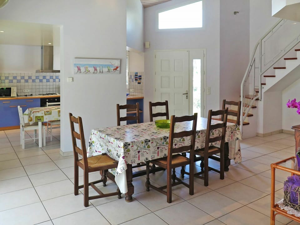 Table, Furniture, Property, Wood, Chair, Interior Design, Flooring, Floor, Bookcase, Wall