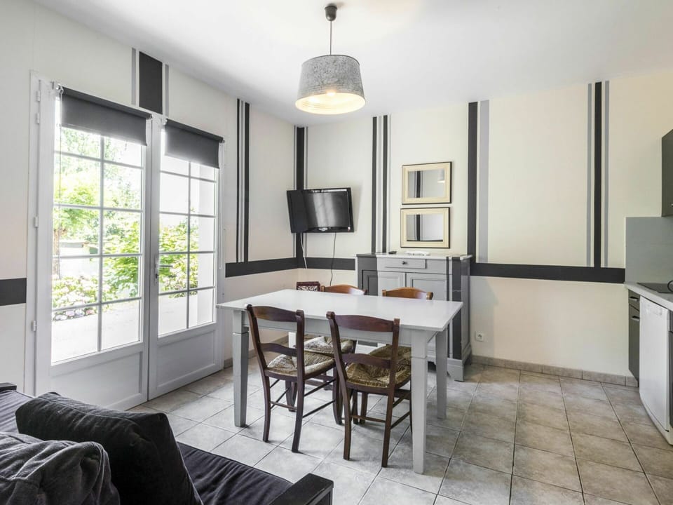 Table, Property, Furniture, Couch, Building, House, Chair, Wood, Plant, Picture Frame