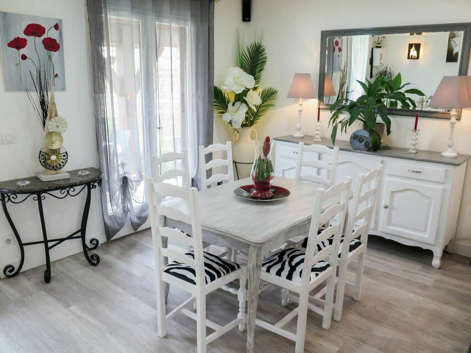 Plant, Furniture, Table, Houseplant, Cabinetry, Interior Design, Wood, Chair, Floor