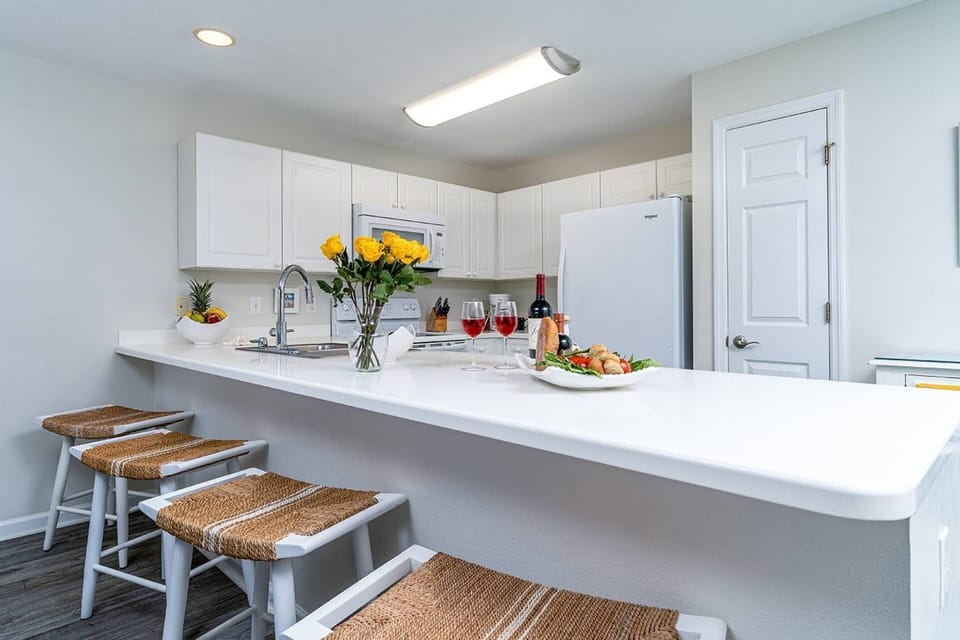 Great Kitchen to Converse with Family & Friends ~ Counter Seating for (4)
