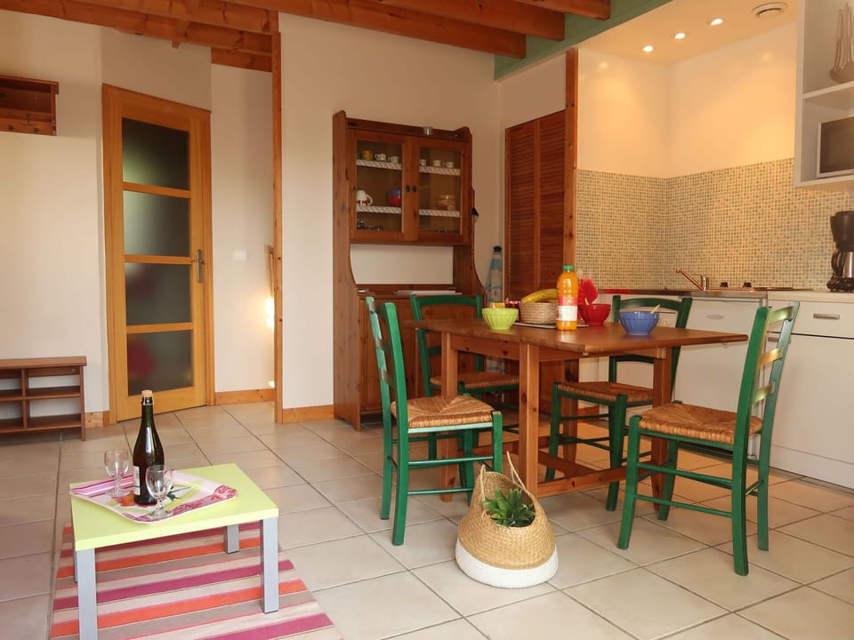 Table, Furniture, Building, Wood, Interior Design, Houseplant, Chair, House, Floor, Flooring