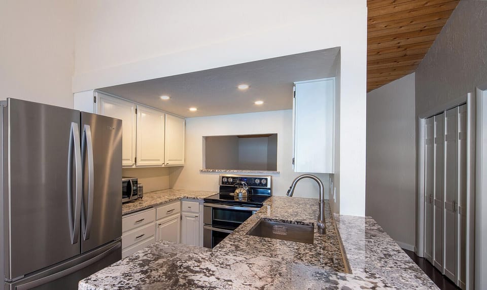 Well equipped kitchen with gas stove, espresso maker and more