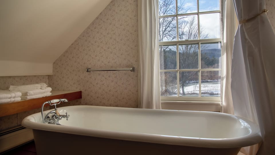 Deep claw foot tub overlooking river. Towels provided. 