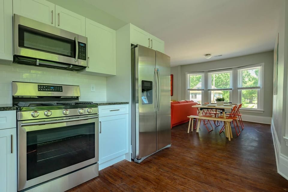 "The kitchen was top notch with everything you'd need for your stay - coffee and tea, cutlery and other kitchen tools, dinnerware, etc." - Rachel, 5 Star Review