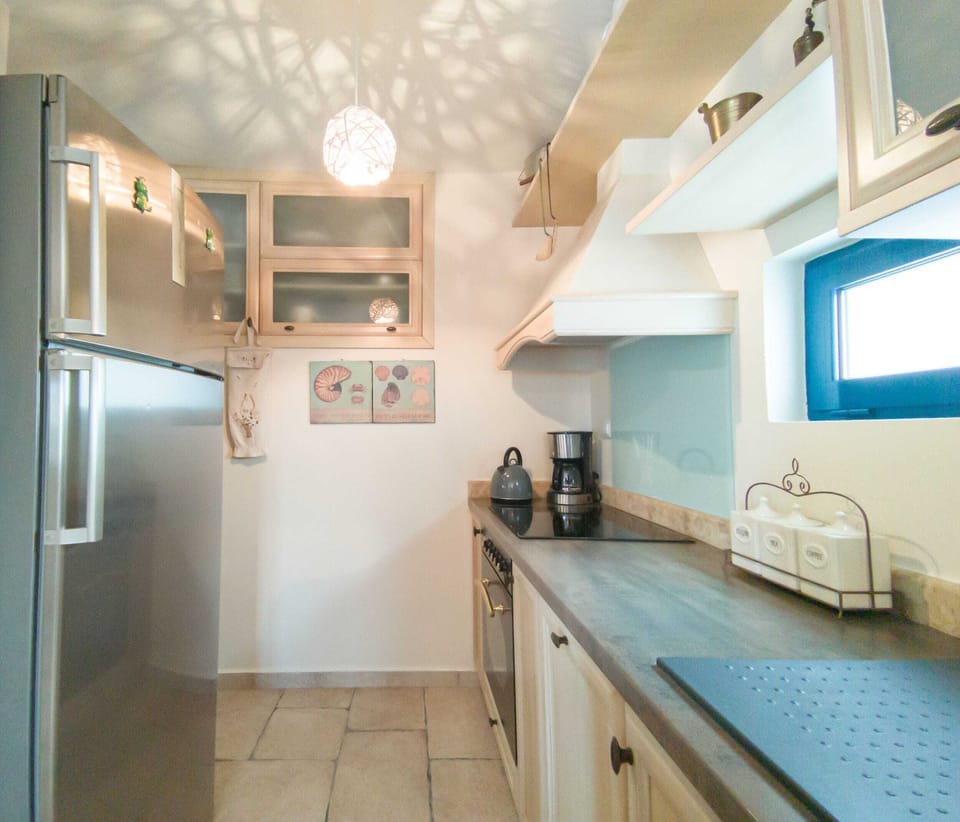 The modern, fully equipped kitchen