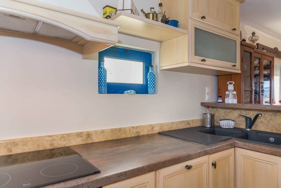 The modern, fully equipped kitchen