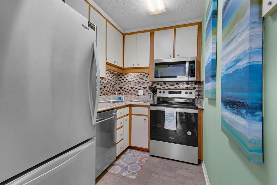 Fully equipped kitchen with backsplash.