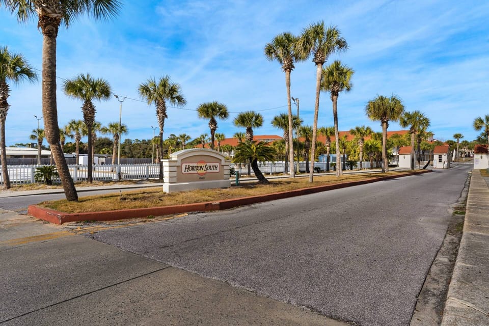 Horizon South has 4 outdoor pools, kiddie pool, hot tub, tennis courts, shuffle board, basketball court, laundry facilities, and onsite mini golf.