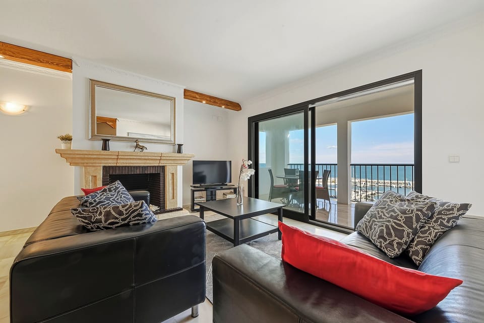 Holiday 2 bedroom Penthouse with Panoramic Sea Views, Puerto Banús. 