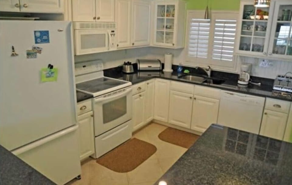 Beautiful kitchen with granite counter tops 