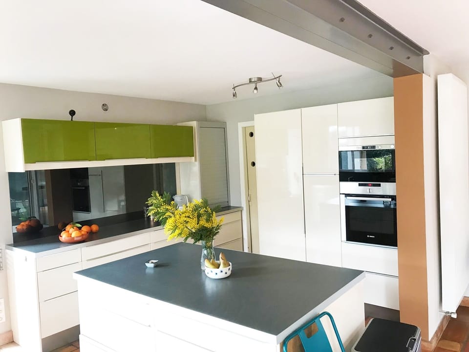 Fully equipped open-plan kitchen, including ceramic hob, microwave & dishwasher
