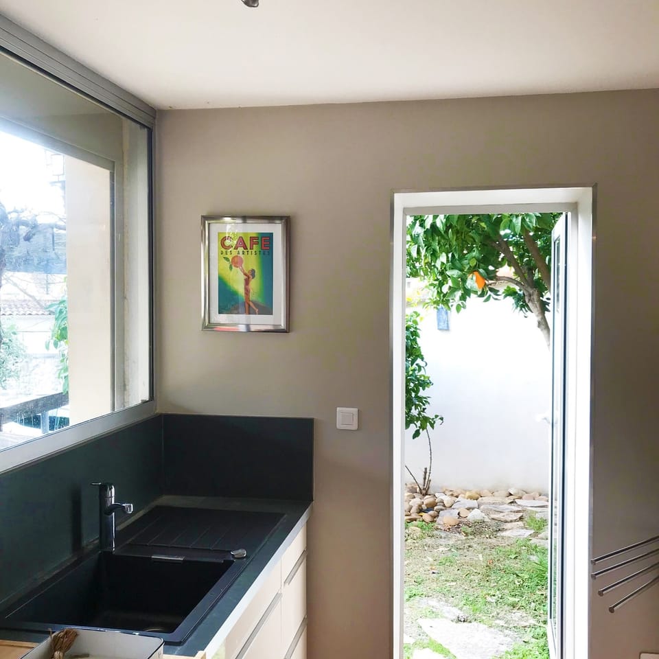 Fully equipped kitchen with dishwasher, Fridge, Freezer, oven and microwave.