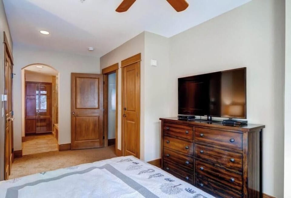 The Timbers 2 Bedroom - bedding/decor varies
