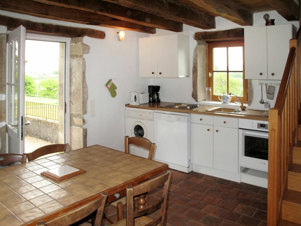 Property, Furniture, Cabinetry, Table, Countertop, Window, Kitchen, Wood, Interior Design, Building