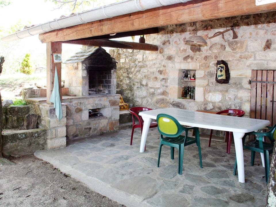Table, Property, Furniture, Building, Wood, Interior Design, Plant, Architecture, Outdoor Furniture, Outdoor Table